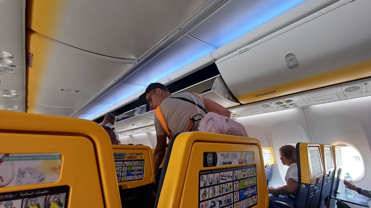 pasażerowie zaczęli zjadać swoje paszporty Foto: wnętrze samolotu Ryanair