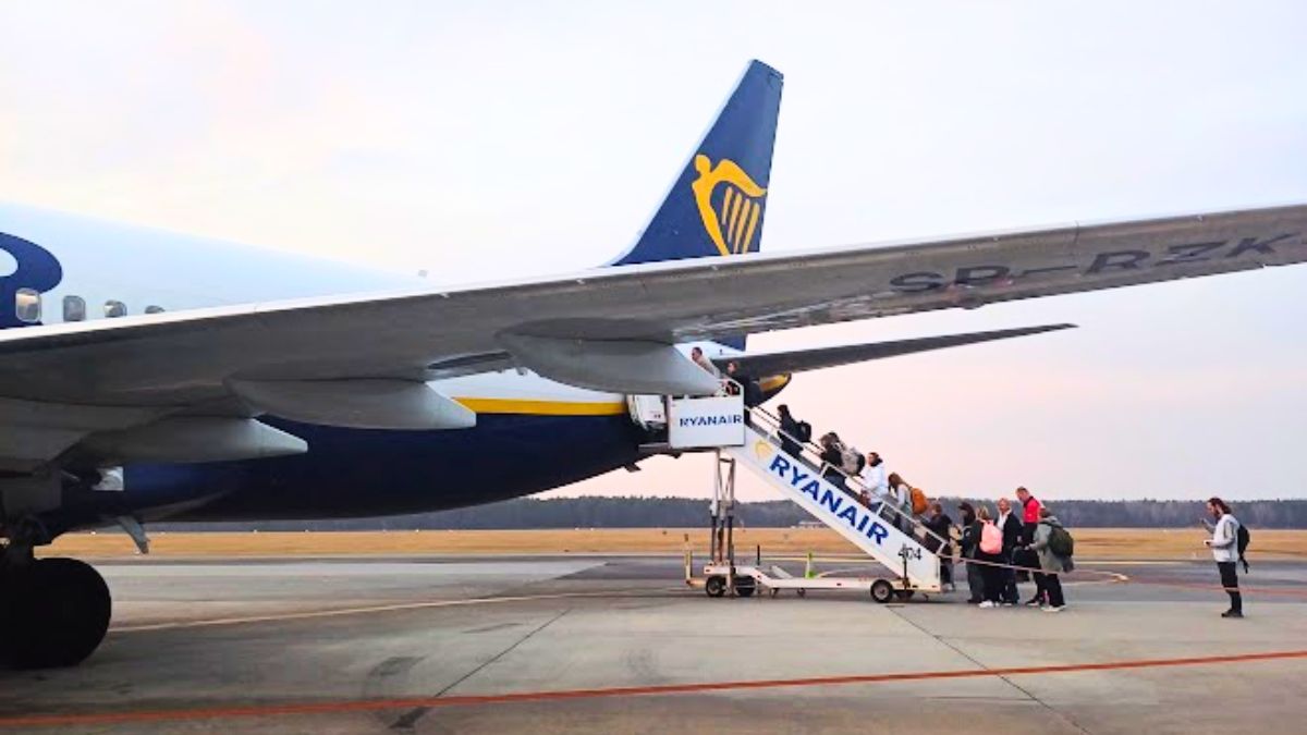 nowe połączenia Ryanair z UK do Polski Foto: pasażerowie wsiadający do samolotu