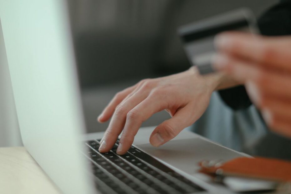 kiedy kupować najtańsze bilety lotnicze Foto: osoba dokonująca zakupu biletów online