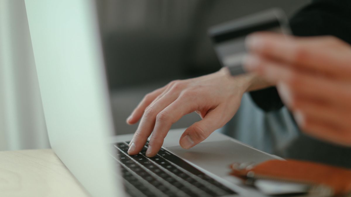 kiedy kupować najtańsze bilety lotnicze Foto: osoba dokonująca zakupu biletów online