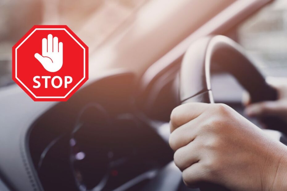 choroby które należy zgłosić do DVLA Foto: Ręce na kierownicy i znak stop
