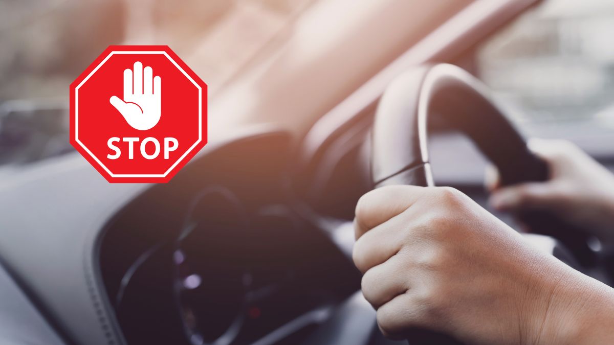 choroby które należy zgłosić do DVLA Foto: Ręce na kierownicy i znak stop