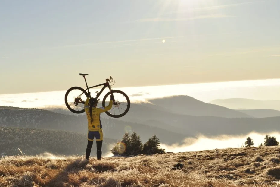 trasa rowerowa przez całą Europę Foto: Rowerzysta na tle górskich krajobrazów
