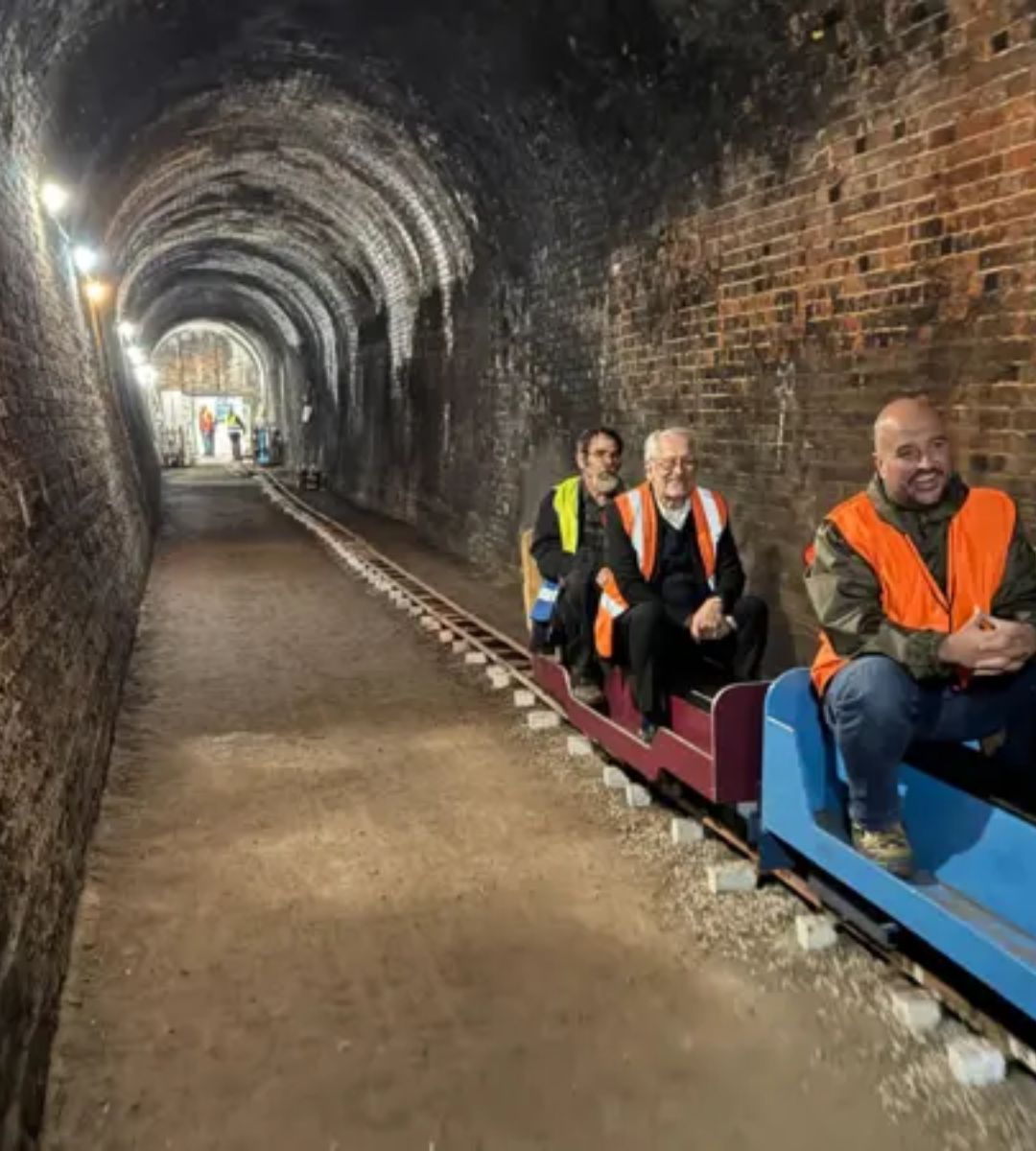 Miniaturowy pociąg w Leicestershire  Foto: turyści jadący miniaturowym pociągiem