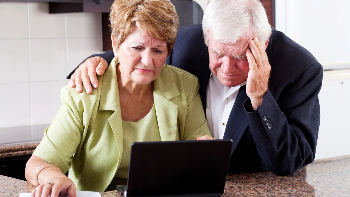 zmiana wieku emerytalnego w UK w 2026 Foto: para emerytów przed komputerem