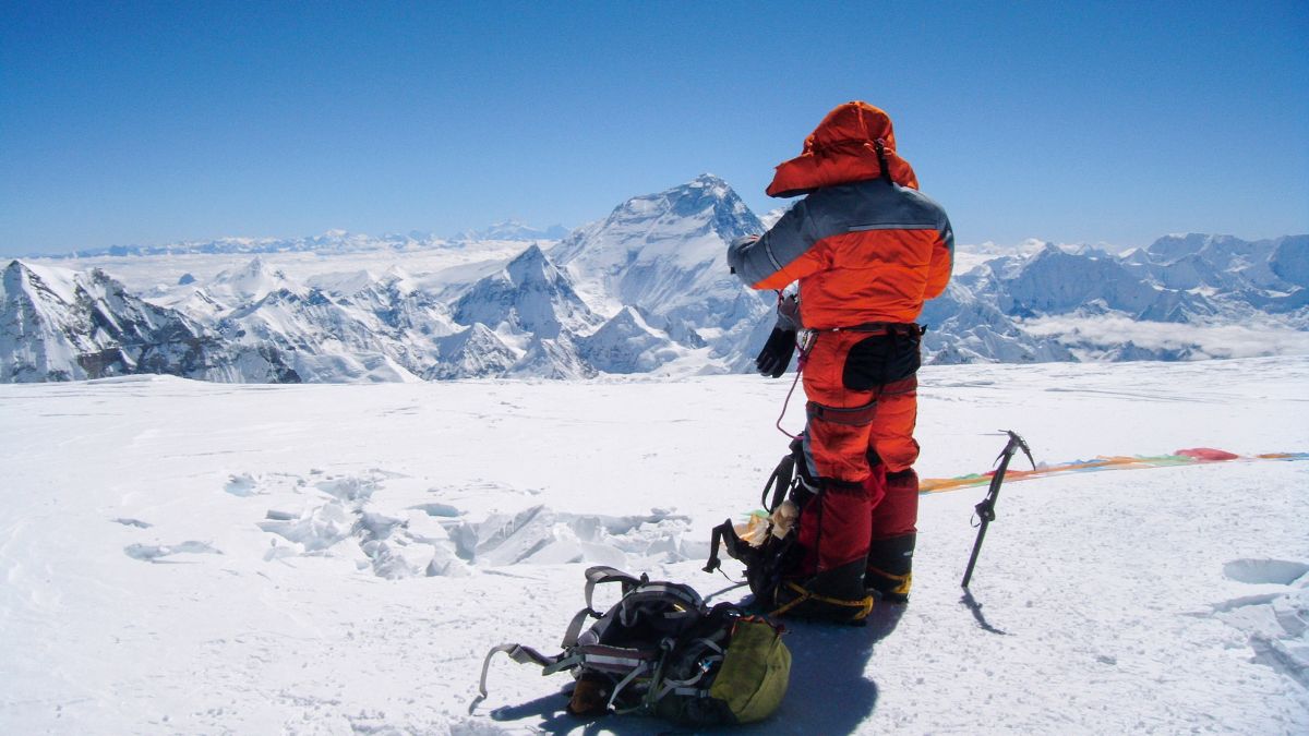 Polak zjechał na nartach z Mount Everest Foto: alpinista w Himalajach