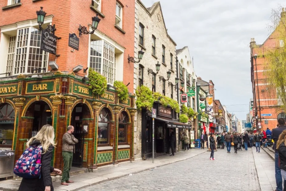 Najlepszy kraj w Europie do życia. Na zdjęciu ludzie idący ulicą w irlandzkim mieście