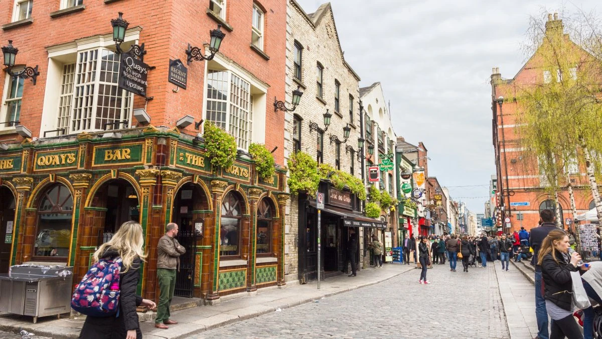 Płaca minimalna w Irlandii 2026.Na zdjęciu ludzie idący ulicą w irlandzkim mieście