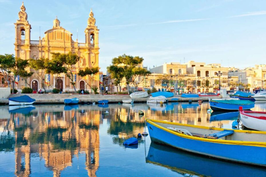 Brytyjskie ministerstwo ostrzega turystów lecących na Maltę Foto: mały port na Malcie