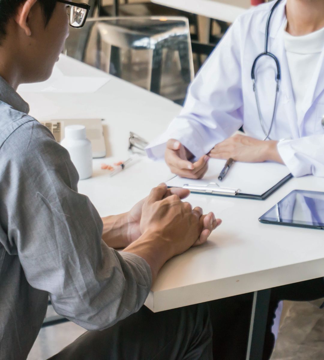 lista 189 schorzeń wymagających zgłoszenia w DVLA Foto: Lekarz rozmawia z pacjentem