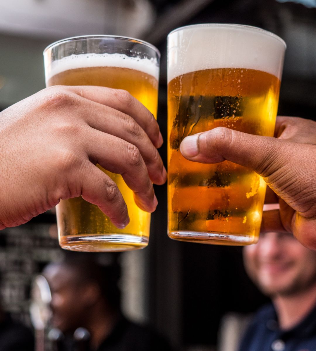 wiek w którym trzeba przestać pić alkohol Foto: kufle piwa