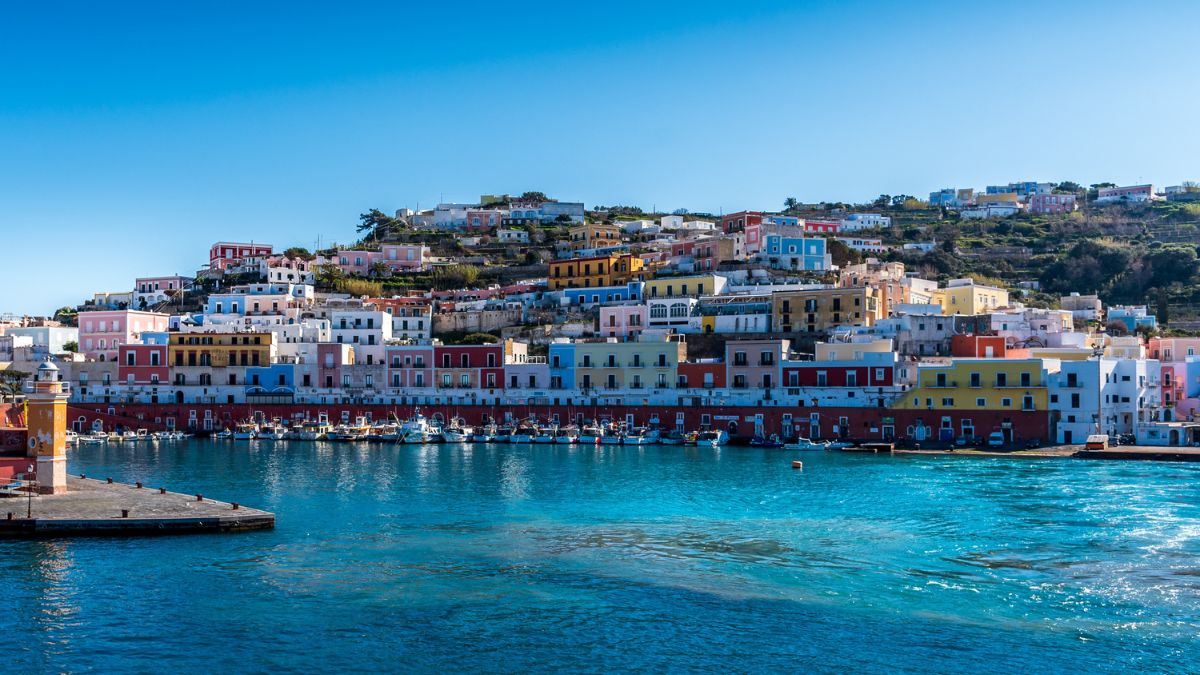 Włoski raj bez tłumów niedaleko Rzymu Foto wybrzeże wyspy Ponza