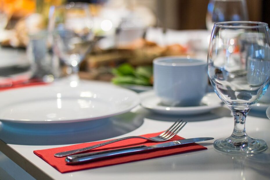 Dwie polskie restauracje wśród najlepszych na świecie Foto: nakrycie w restauracji