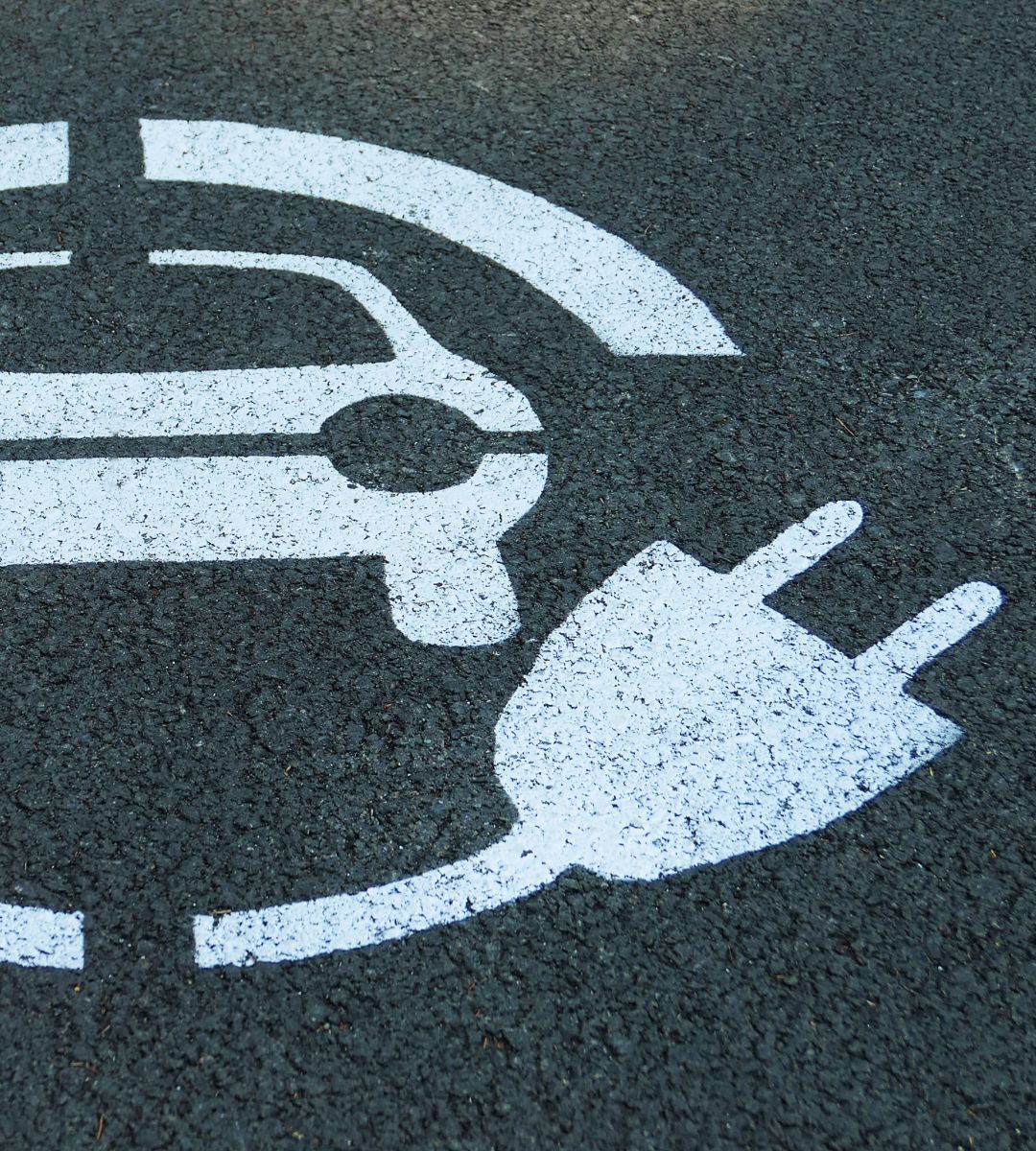 wzrost sprzedaży samochodów elektrycznych w UK Foto: miejsce do ładowania samochodu elektrycznego