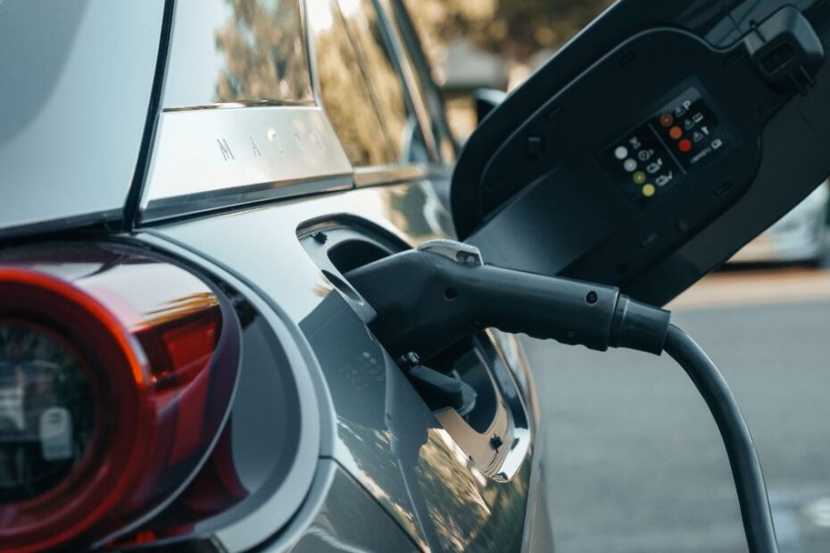 wzrost sprzedaży samochodów elektrycznych w UK Foto: ładowanie samochodu elektrycznego