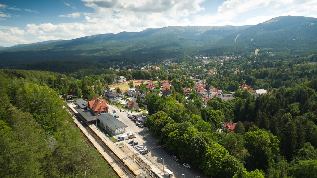 Najpiękniejszy mały dworzec kolejowy Foto: dworzec kolejowy w Szklarskiej Porębie
