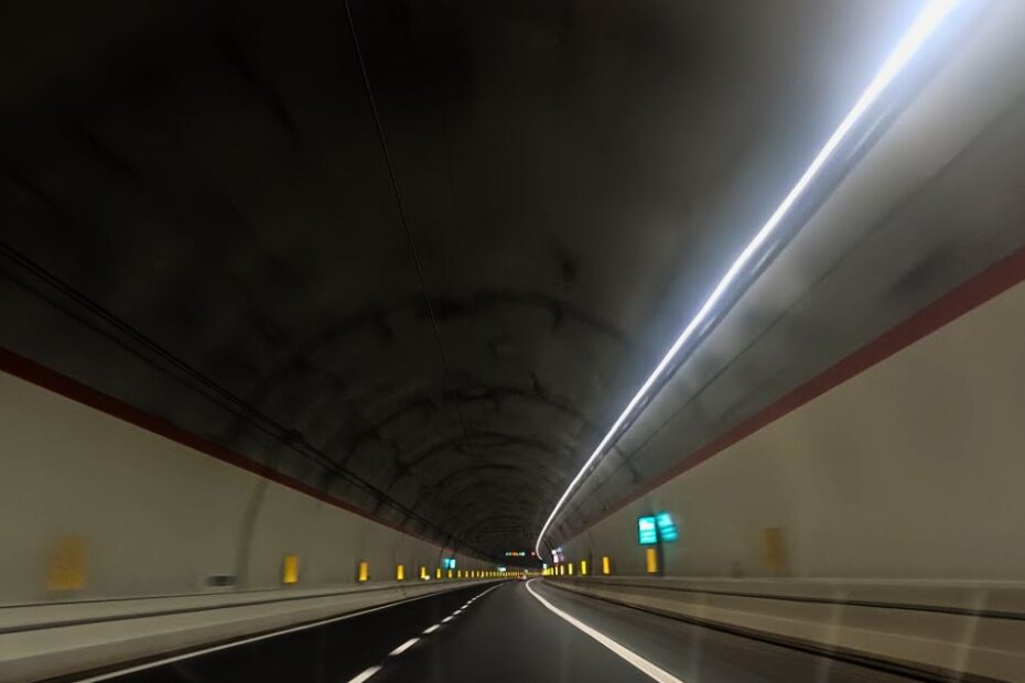 Eurotunel wśród rekordowych tuneli świata Foto: tunel drogowy
