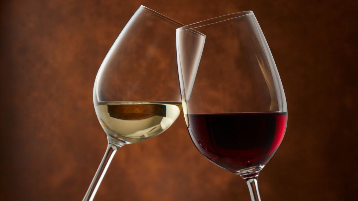 wiek w którym trzeba przestać pić alkohol Foto: kieliszki z winem