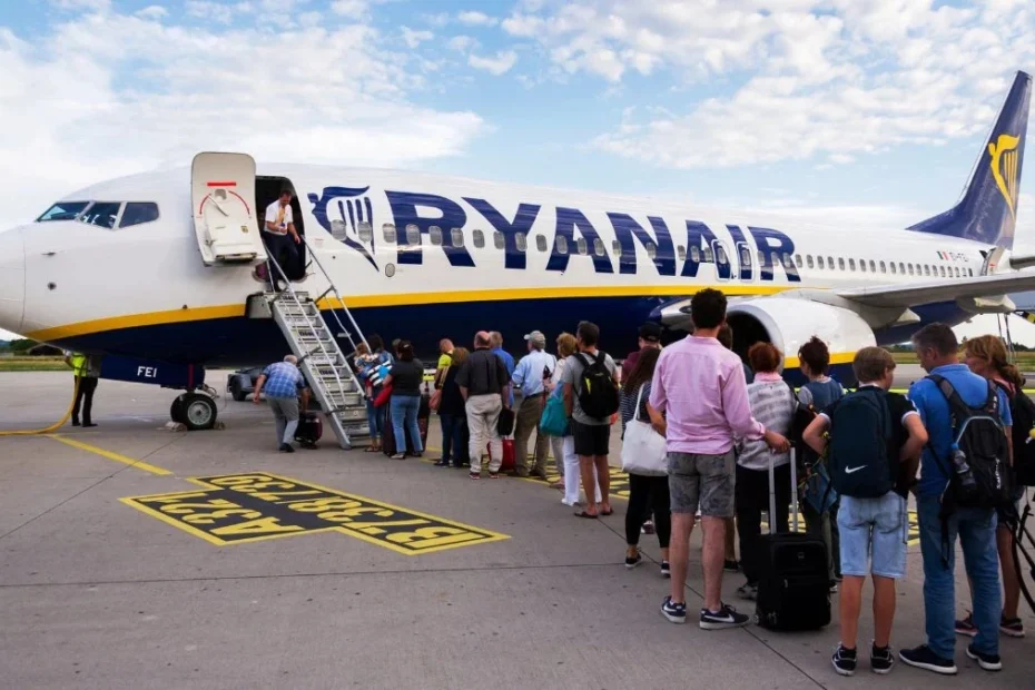 Nowe trasy Ryanaira na lato 2026 Foto: pasażerowie wsiadający do samolotu