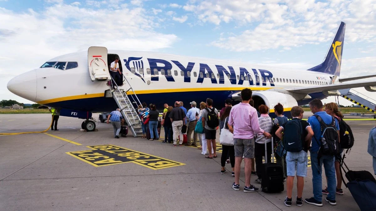 Nowe trasy Ryanaira na lato 2026 Foto: pasażerowie wsiadający do samolotu 