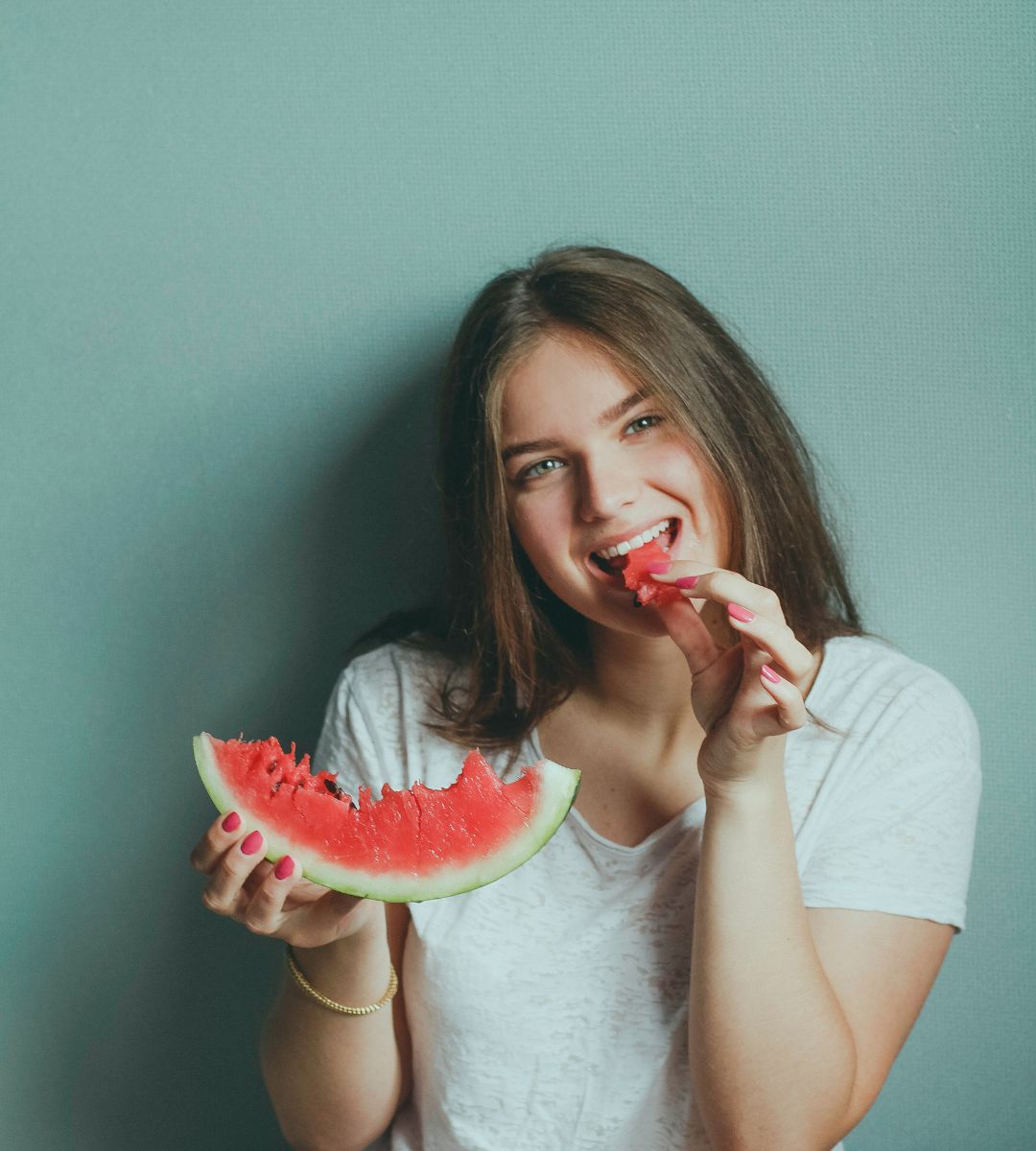 Jakie jedzenie sprawia że pachniemy atrakcyjniej Foto: kobieta jedząca arbuza