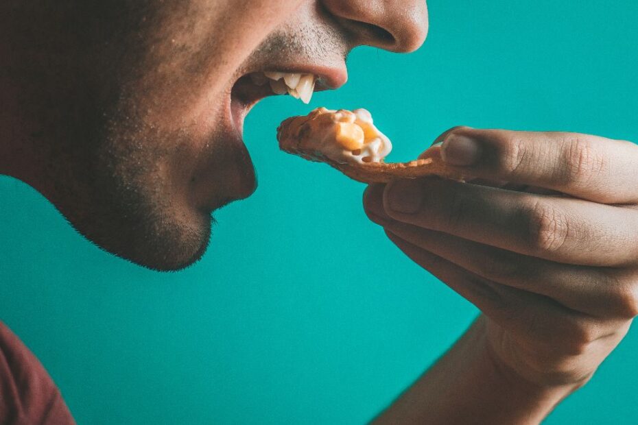 Jakie jedzenie sprawia że pachniemy atrakcyjniej Foto: mężczyzna jedzący sałatkę