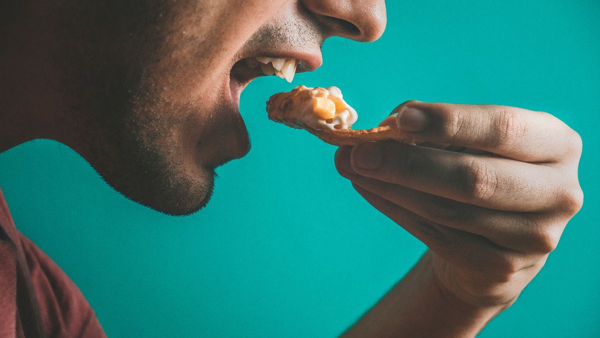 Jakie jedzenie sprawia że pachniemy atrakcyjniej Foto: mężczyzna jedzący sałatkę