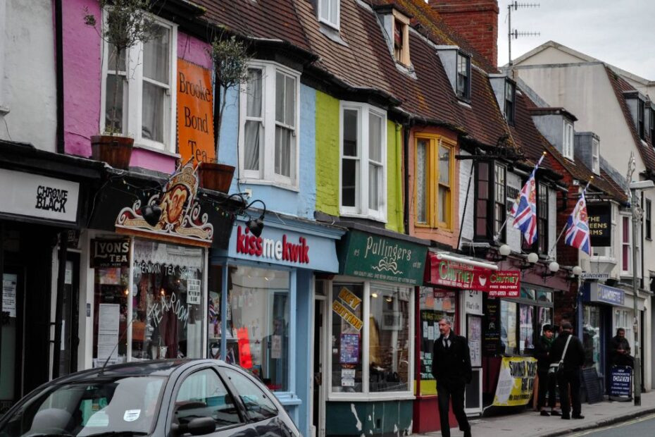 najwyższe koszty życie w UK Foto: kolorowe domy na ulicy w Brighton