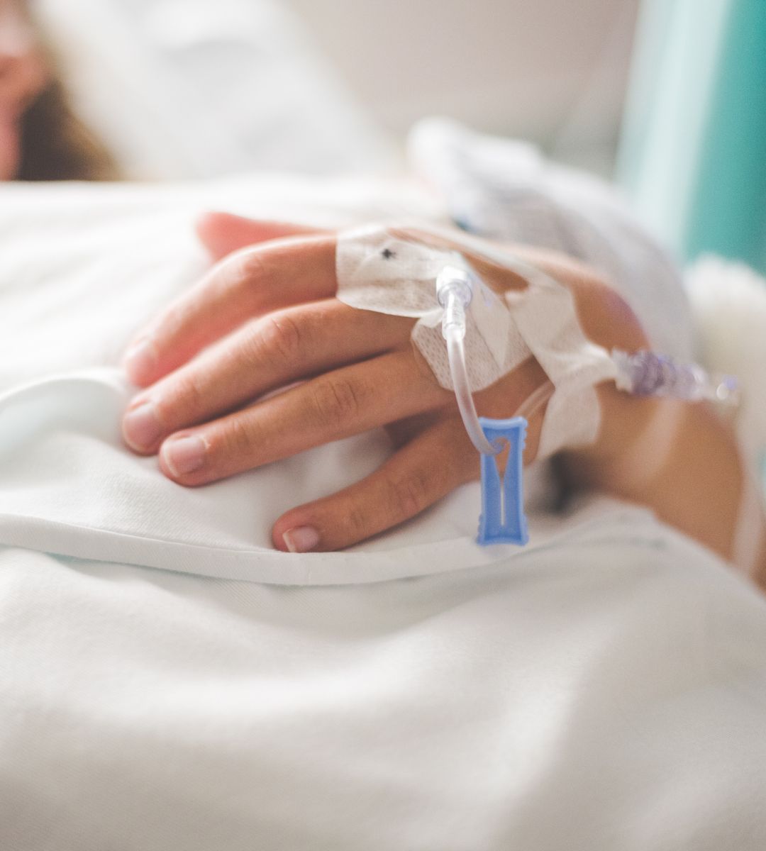 bardzo zaraźliwy szczep grypy uderza w Wielką Brytanię Foto: ręka z podłaczoną kroplówką