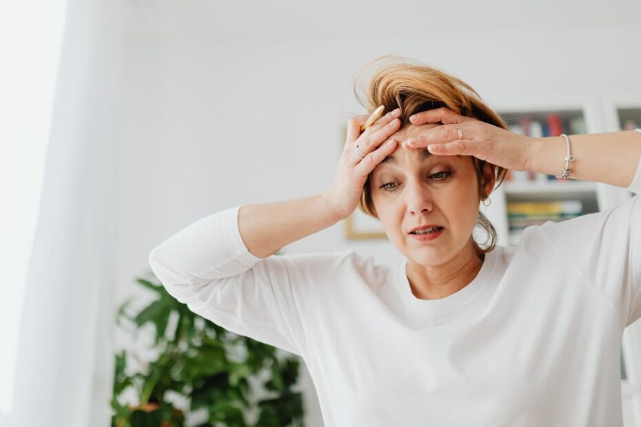 ten nawyk może zwiększać ryzyko demencji Foto: kobieta trzymająca się za głowę