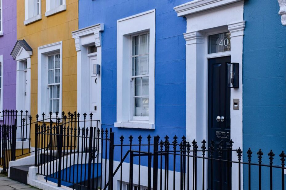 spadek cen nieruchomości w UK Foto: kolorowe fasady domów w UK