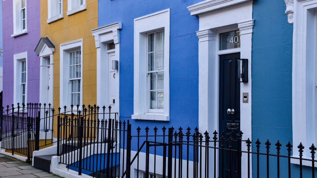 spadek cen nieruchomości w UK Foto: kolorowe fasady domów w UK