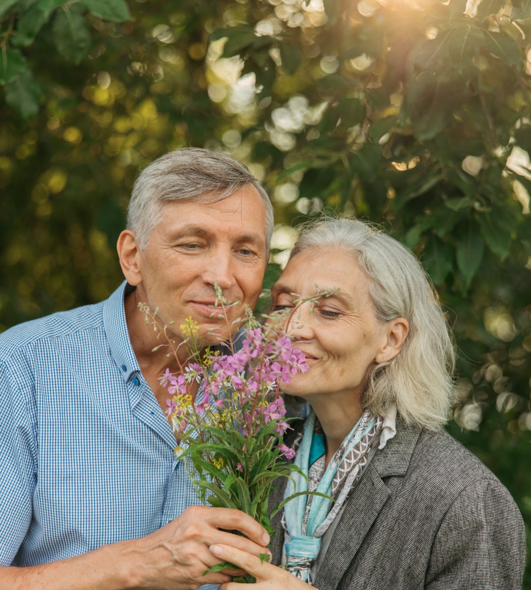 emerytura wypłacana przez 5 lat nawet po śmierci Foto: para emetytów z bukietem kwiatów
