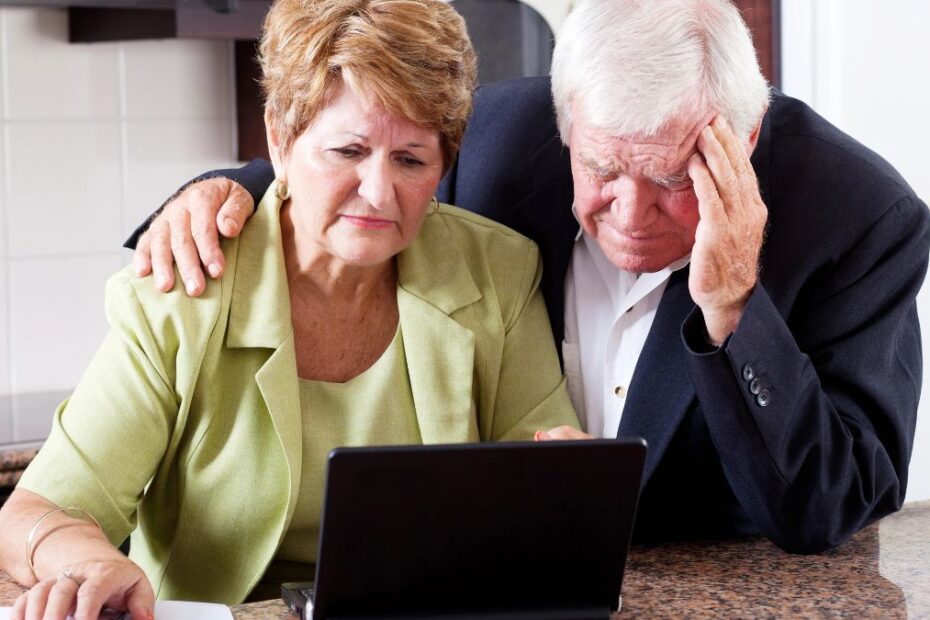 Emeryci w Wielkiej Brytanii stracą 2798 funtów rocznie Foto: zmartwieni emeryci przed komputerem