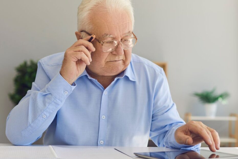 emerytura wypłacana przez 5 lat nawet po śmierci Foto: emeryt sprawdzający informację na tablecie