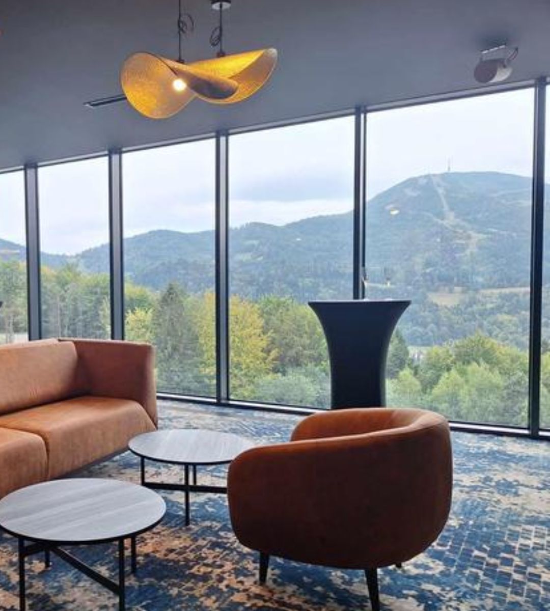 Najdłuższy hotel w Europie Foto: widok z hotelu na beskidzkie szczyty