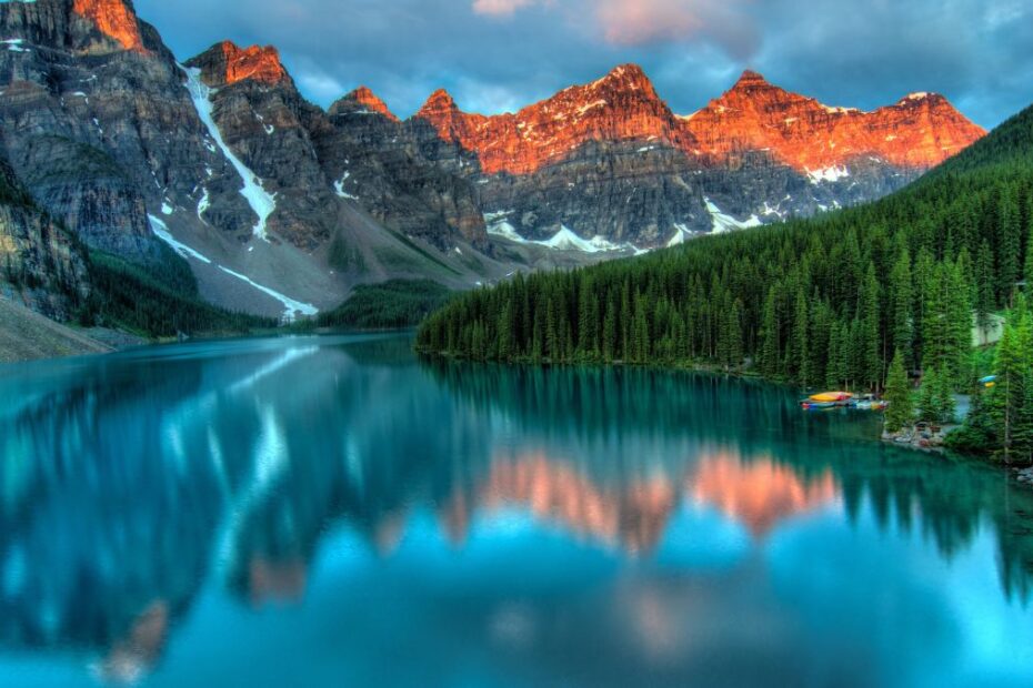 Najpiękniejsze jeziora w Europie Foto: jezioro otoczone górami