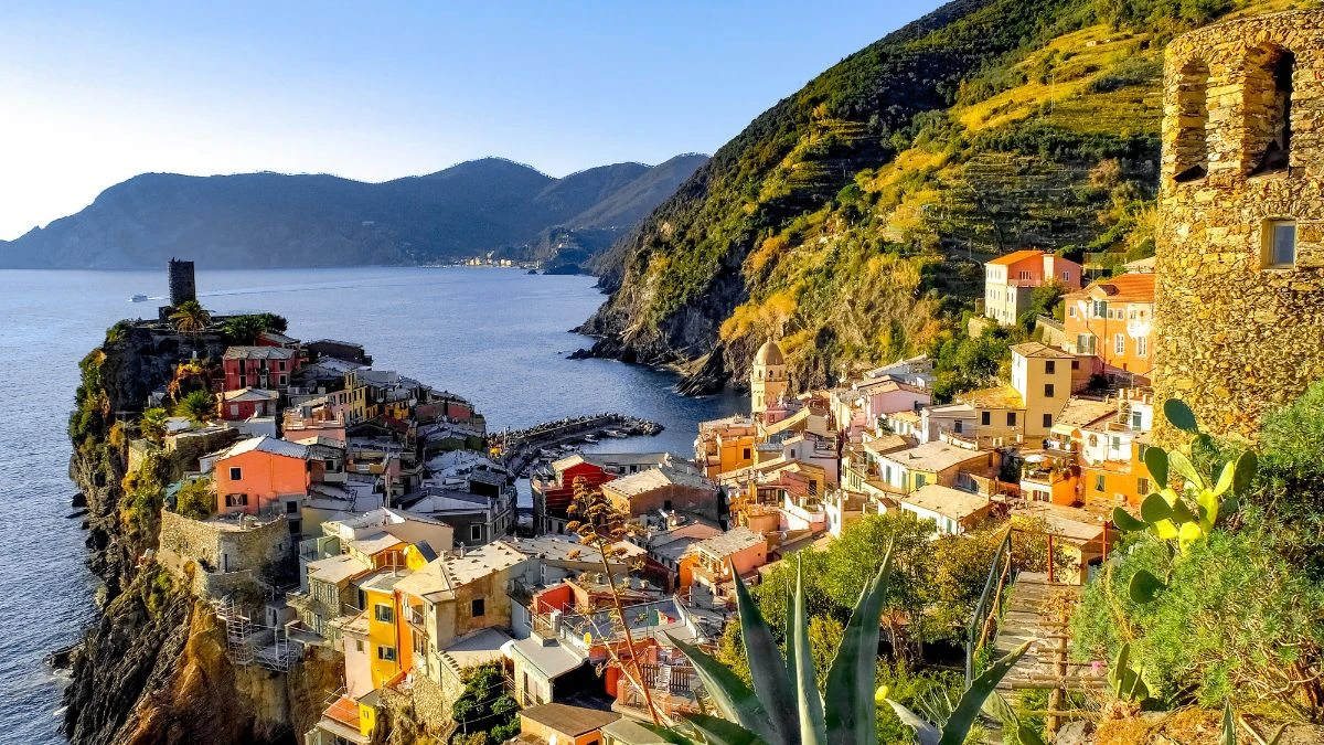 Odkryj magię Cinque Terre Foto: Wybrzeże Ligurii – widok na malownicze Cinque Terre