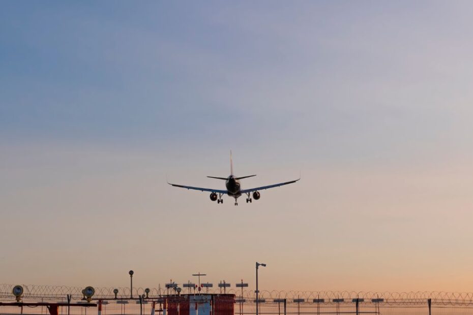 budowa połączenia kolejowego z lotniskiem Heathrow Foto: samolot lądujący na lotnisku