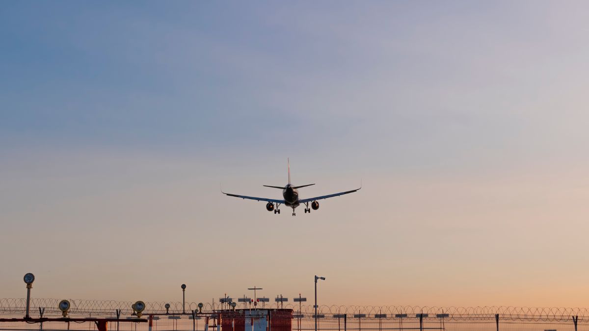 budowa połączenia kolejowego z lotniskiem Heathrow Foto: samolot lądujący na lotnisku