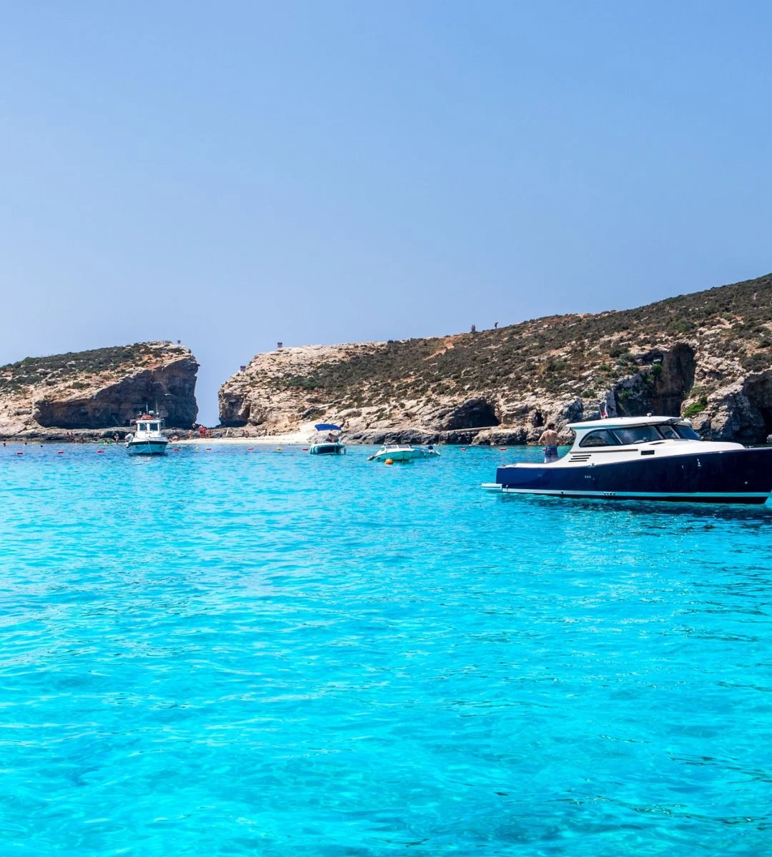 Nowy raj podatkowy dla Brytyjczyków Foto:  Malta – łodzie u wybrzeży, słońce, krajobraz śródziemnomorski.