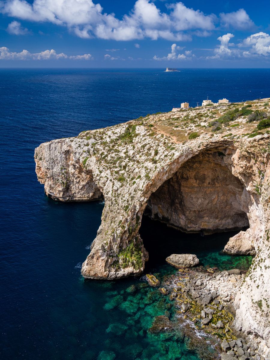 Zachwycająca europejska wyspa z błękitnym morzem Foto: Blu Grotto na Malcie