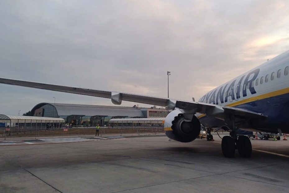 Wizz Air i Ryanair szykują nową bitwę o pasażerów Foto: samolot Ryanair na lotnisku w Modlinie