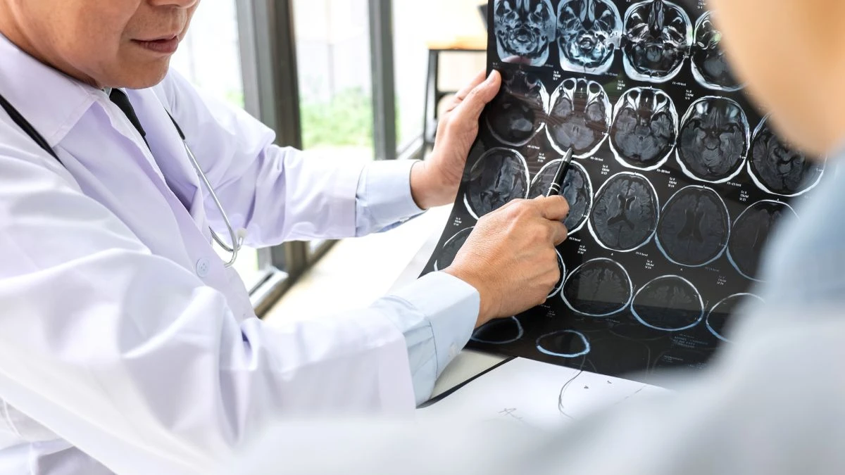 Skan całego ciała za 299 funtów Foto: lekarz oglądający wyniki badań