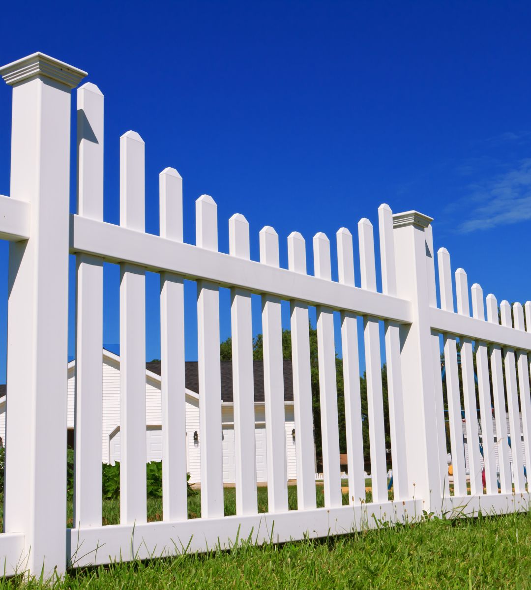 Brytyjczycy mogą stracić ogrodzenia swoich posesji Foto: drewniane ogrodzenie przed domem