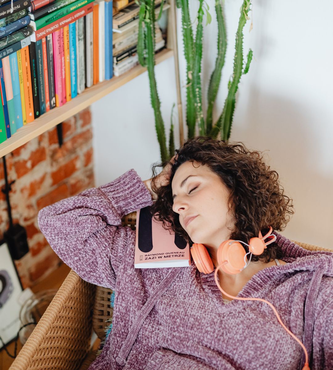 ten nawyk może zwiększać ryzyko demencji Foto: kobieta śpiąca ze słuchawkami