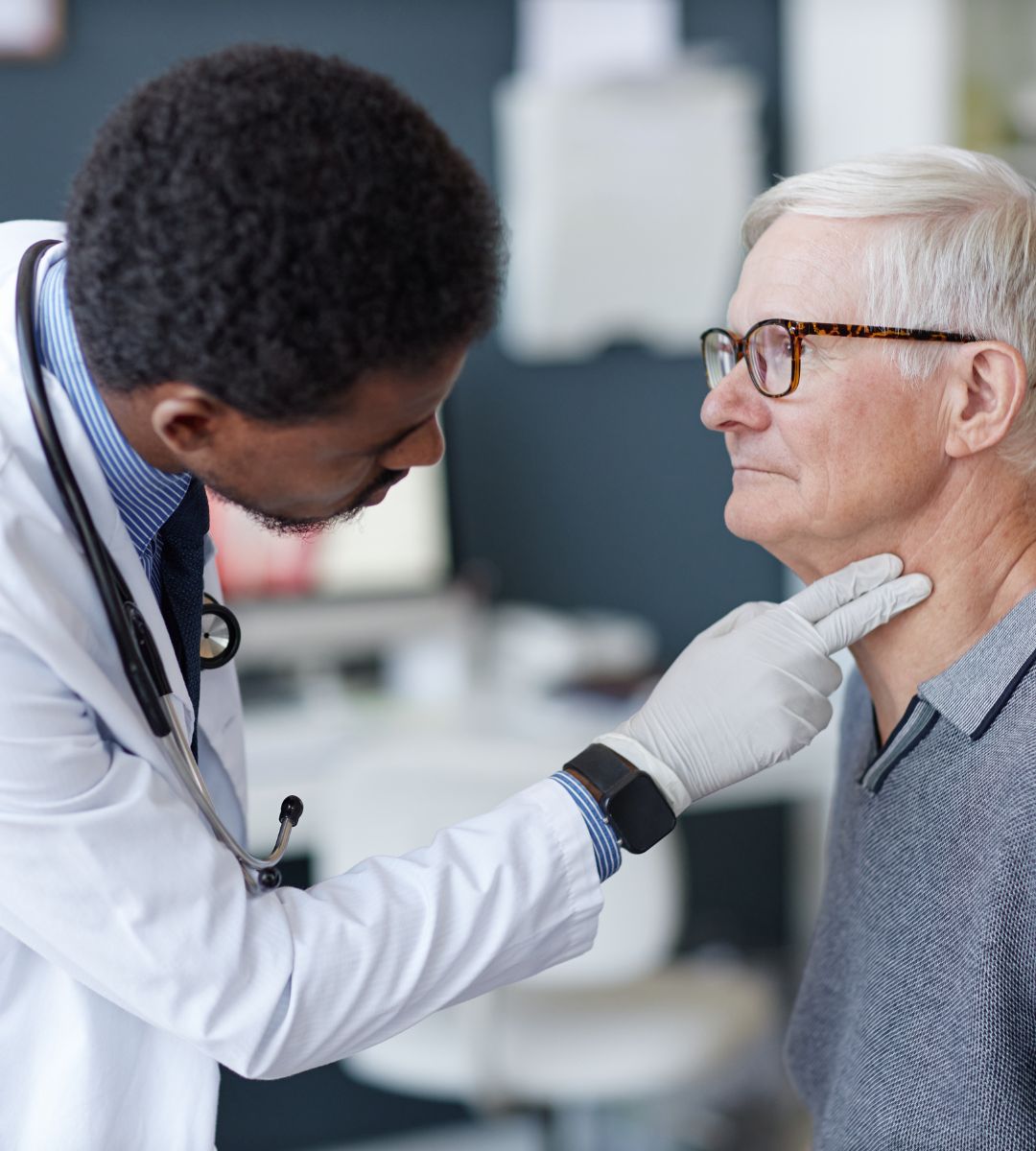 DWP odbiera świadczenia chorym na te trzy schorzenia Foto: lekarz badający pacjenta