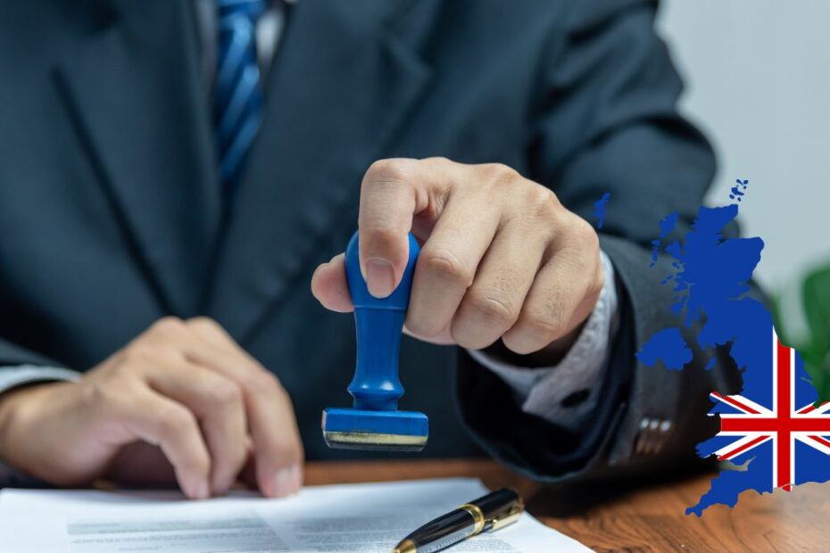 nowa polityka imigracyjna UK Foto: ręce urzędnika stawiającego pieczątkę na dokumentach