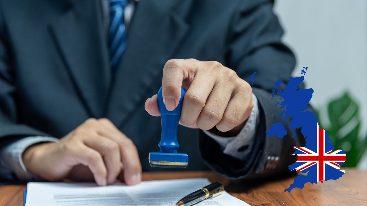 nowa polityka imigracyjna UK Foto: ręce urzędnika stawiającego pieczątkę na dokumentach