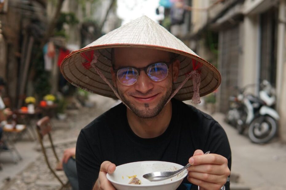 najlepsze kierunki na świecie na samotną podróż Foto: turysta w Wietnamie